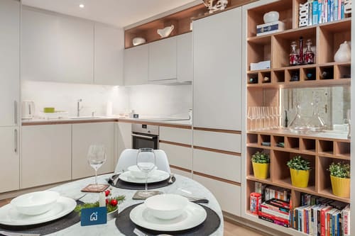 Covent Garden 2 bedroom near Opera House, Covent Garden: Kitchen with open shelving and round dining table