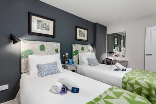 Covent Garden 2 bedroom near Opera House, Covent Garden: Twin beds with green and white headboards
