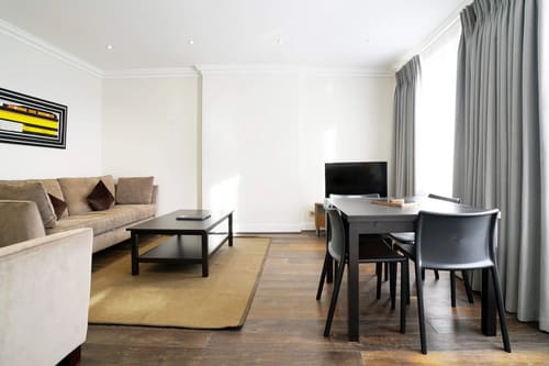 Manson Place, Kensington: Living and dining room with oak floor