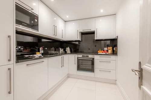 Hertford Street, Mayfair: White gloss kitchen with built-in oven