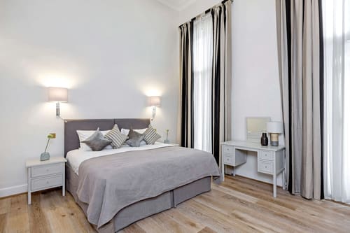 Queensgate Court, Kensington: Double bedroom with desk by the window