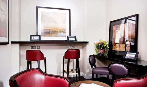 Queens Gate Gardens, Kensington: Breakfast bar with red leather stools