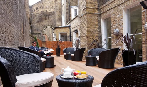 Queens Gate Gardens, Kensington: Courtyard terrace with rattan chairs
