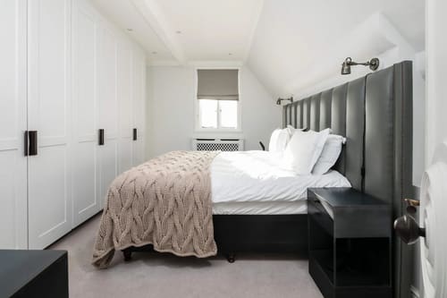 The North Audley Apartments, Mayfair: Double bedroom with tall leather headboard