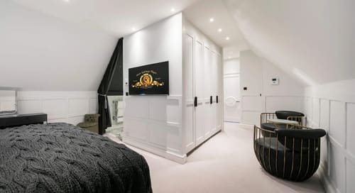 The North Audley Apartments, Mayfair: Bedroom with fitted wardrobes and TV