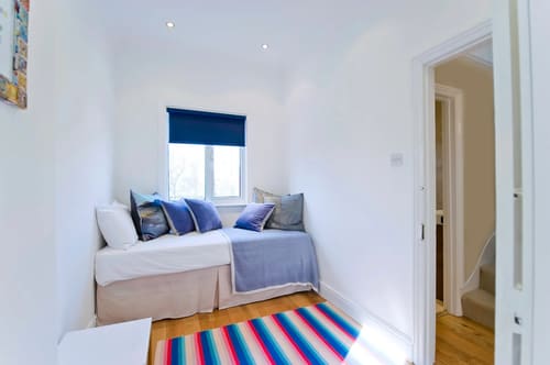 The Claygate Apartments, Claygate: Bedroom with daybed and blue cushions