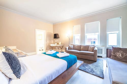 High-end 4-bedroom luxury apartment in W1K, Mayfair: Studio with bed and sofa area