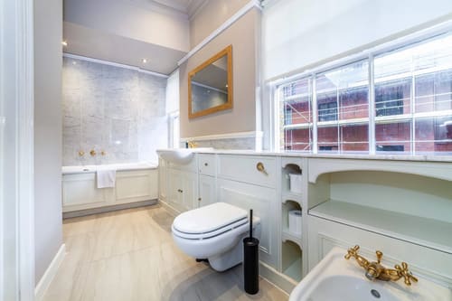 High-end 4-bedroom luxury apartment in W1K, Mayfair: Bathroom with bath and vanity unit