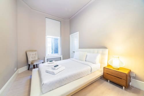High-end 4-bedroom luxury apartment in W1K, Mayfair: Double bedroom with white leather bed