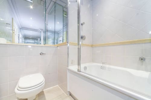 High-end 4-bedroom luxury apartment in W1K, Mayfair: Bathroom with bath and glass shower screen