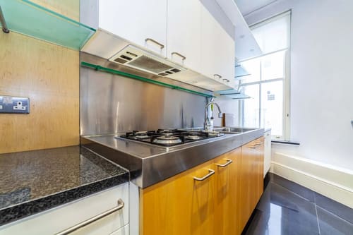 High-end 4-bedroom luxury apartment in W1K, Mayfair: Kitchen with gas hob and granite worktop