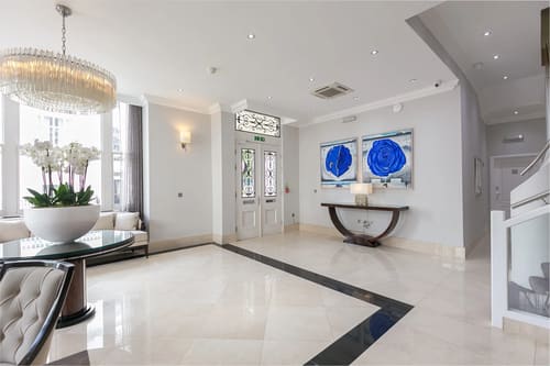 The Chilworth Apartments, Paddington: Entrance hall with marble floor and blue artwork