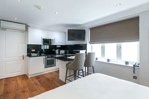 The Chilworth Apartments, Paddington: Kitchen with breakfast bar and bar stools