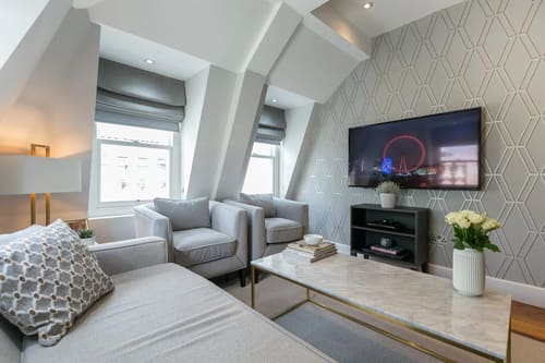 The Chilworth Apartments, Paddington: Sitting room under a sloping ceiling