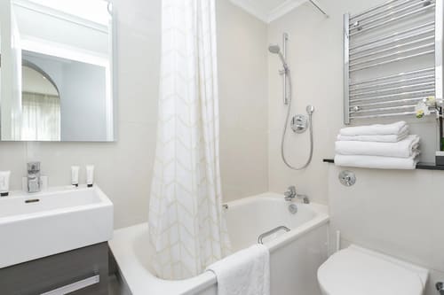 The Chilworth Apartments, Paddington: Bathroom with bath and shower curtain