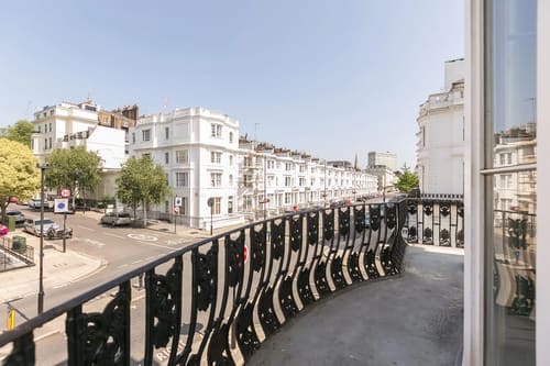 The Chilworth Apartments, Paddington: Balcony overlooking a white stucco terrace