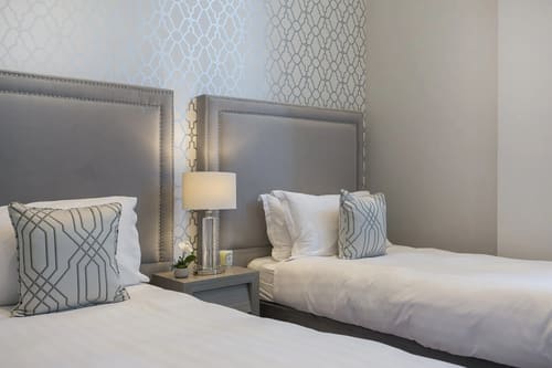 The Chilworth Apartments, Paddington: Twin beds with grey upholstered headboards
