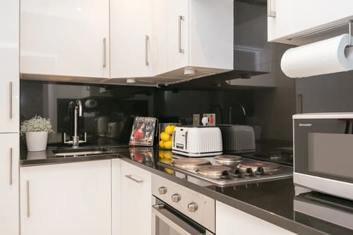 The Chilworth Apartments, Paddington: Kitchen with black splashback and gas hob