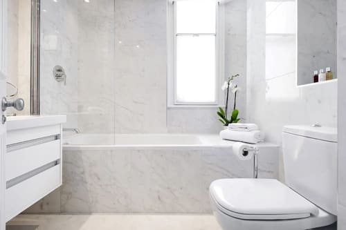 The Sloane Gardens Apartments, Chelsea: Bathroom with marble bath surround