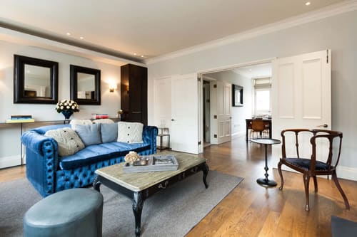 Prime Mayfair 2 bedroom, Mayfair: Living room with blue velvet sofa