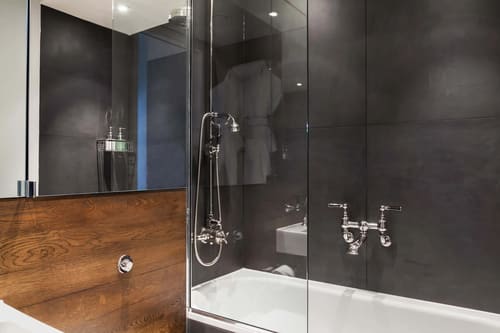 Prime Mayfair 2 bedroom, Mayfair: Bath with glass screen and dark tiles