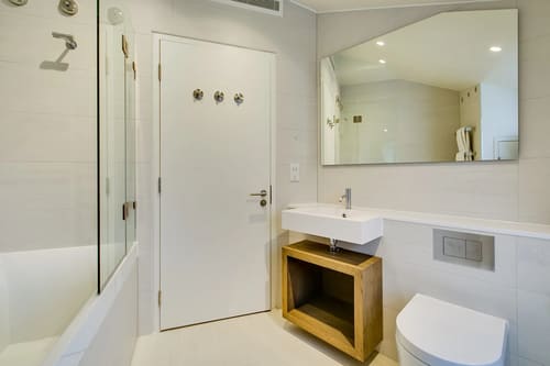 Marylebone Lane Residences, Marylebone: Shower room with wall basin and wood stand
