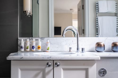 Lees Place, Mayfair: Marble basin with toiletries