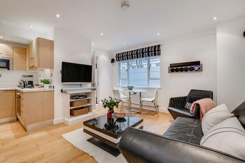 Nell Gwynn Chelsea Apartments, Kensington: Living room with leather sofa and TV