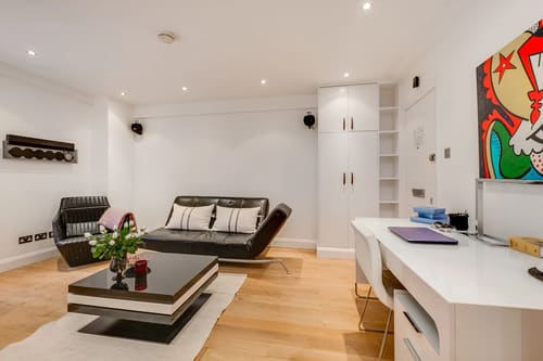 Nell Gwynn Chelsea Apartments, Kensington: Living room with black leather sofa and desk
