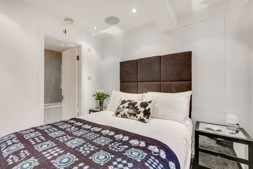 Nell Gwynn Chelsea Apartments, Kensington: Bedroom with tall leather headboard