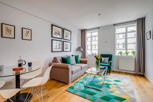 Nell Gwynn Chelsea Apartments, Kensington: Living room with teal armchair and geometric rug