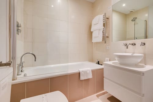 Nell Gwynn Chelsea Apartments, Kensington: Bathroom with bath and freestanding basin