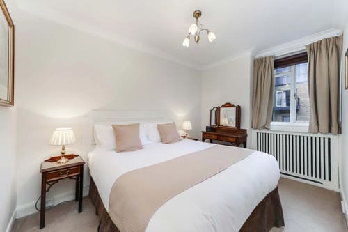 10 Curzon St, Mayfair: Double bedroom with dressing table and chandelier