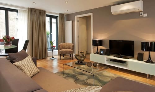 Lovat Lane, East London: Bedroom in a one-bedroom apartment, photo 5