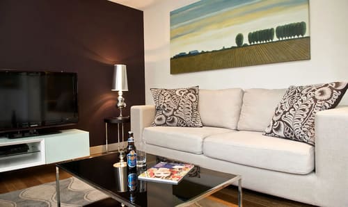 The Bishopsgate Apartments, East London: Bedroom in a one-bedroom apartment, photo 3