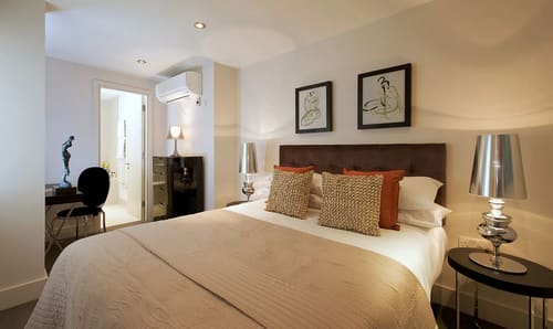 Lovat Lane, East London: Bedroom in a one-bedroom apartment, photo 6