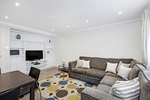 Queensgate Court, Kensington: Bedroom in a one-bedroom apartment, photo 3