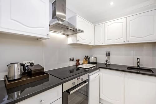 Queensgate Court, Kensington: Bedroom in a one-bedroom apartment, photo 8