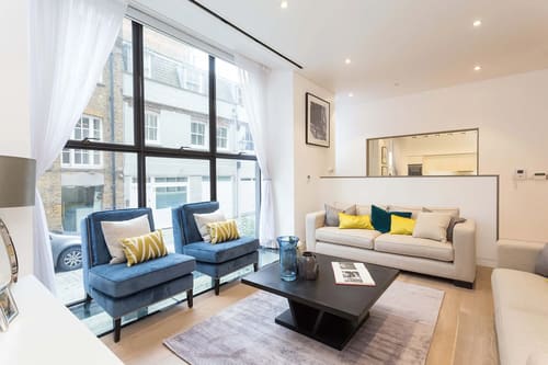 Kenrick Place, Marylebone: Living room with blue armchairs and cream sofa