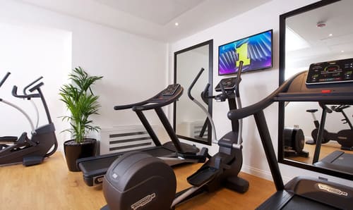 Queens Gate Gardens, Kensington: Gym with treadmill and cross-trainer