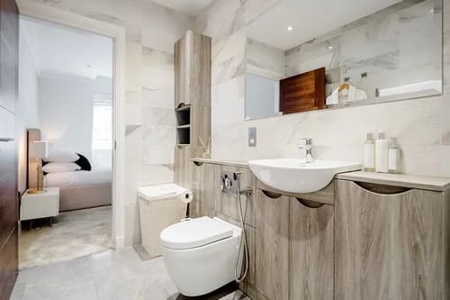Mayfair Mews Apartment III, Mayfair: Bathroom with marble walls and vanity unit