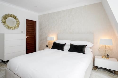 Mayfair Mews Apartment III, Mayfair: Double bedroom with white headboard