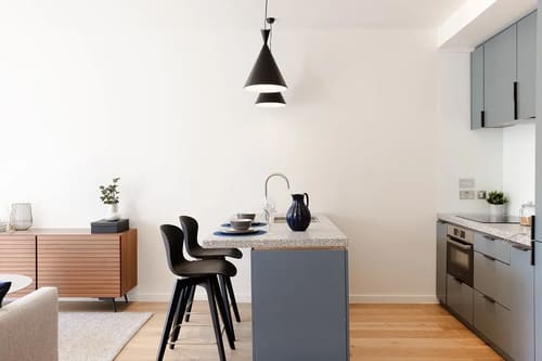 Ewer Street Apartments, Waterloo: Kitchen island with black bar stools