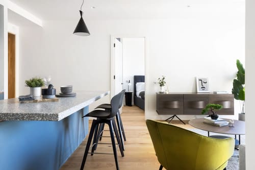 Ewer Street Apartments, Waterloo: Kitchen breakfast bar with view to bedroom