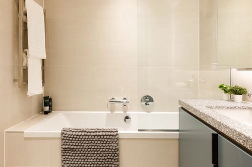 Ewer Street Apartments, Waterloo: Bathroom with bathtub and terrazzo vanity