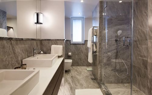 Gloucester Park, Kensington: Bathroom with marble walk-in shower