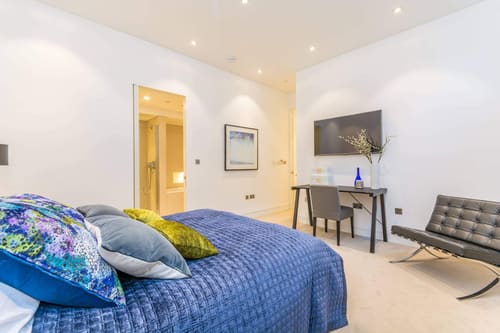 Kenrick Place, Marylebone: Bedroom with blue quilt and writing desk