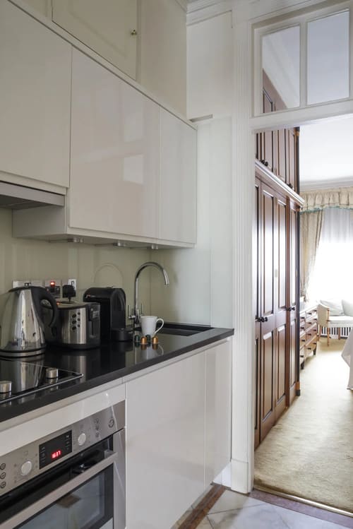 The Curzon Street Apartments, Mayfair: Kitchenette with black worktop and coffee machine