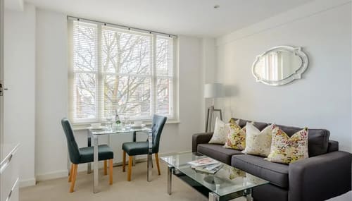 Hill St, W1K, Mayfair: Living room with dining table by the window