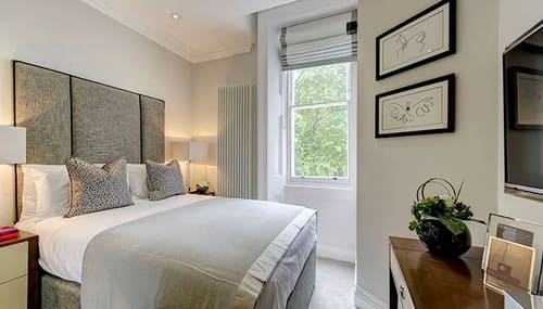 Bayswater Garden Square Apartments, Kensington: Double bedroom with tall upholstered headboard